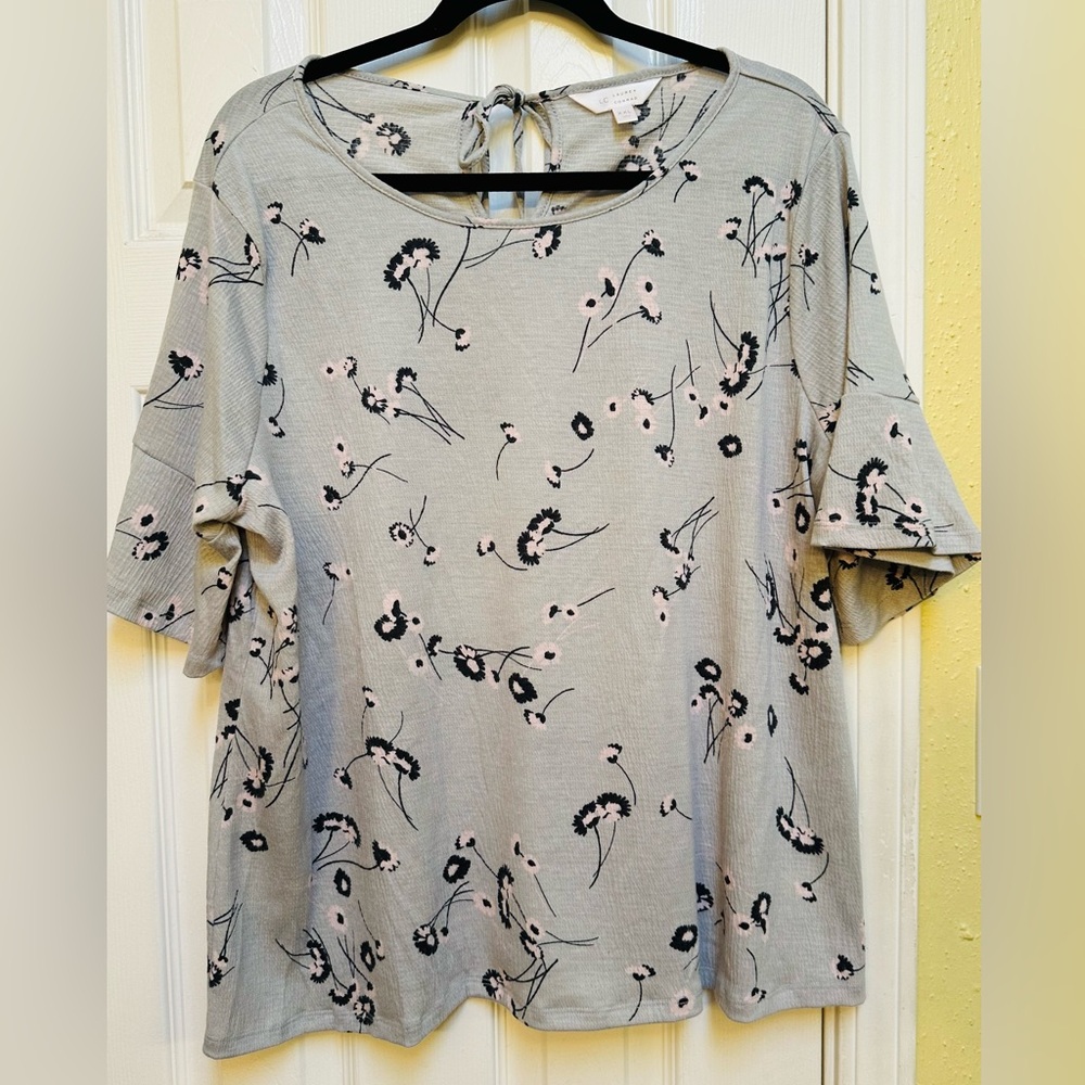 LC Lauren Conrad Light Gray Short Sleeve Blouse with with Floral Print